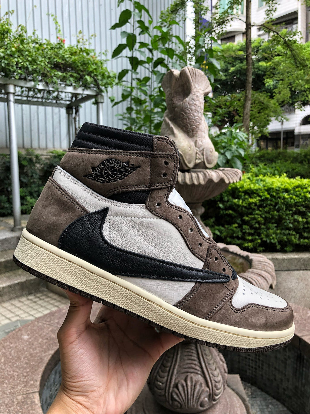 JORDAN 1 RETRO HIGH x TRAVIS SCOTT
