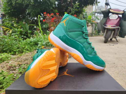 JORDAN 11 Green and Orange