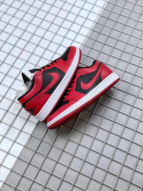JORDAN 1 LOW x REVERSE BRED