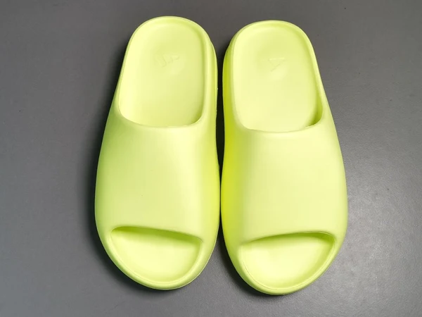ADIDAS YEEZY SLIDE x GLOW GREEN