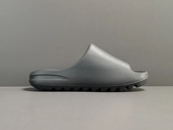 ADIDAS YEEZY SLIDE x ONYX 1